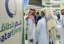 أعلنت قطر للطاقة، الثلاثاء، وقف إنتاج عدد من منتجاتها الكيماوية والبتروكيماوية، من بينها اليوريا والبوليمرات والميثانول والألومنيوم، وذلك غداة تعليق إنتاج الغاز الطبيعي المُسال إثر هجوم بطائرتين مسيّرتين استهدف مرافق للشركة في مدينتي راس لفان ومسيعيد الصناعيتين