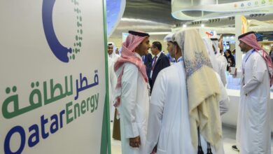 أعلنت قطر للطاقة، الثلاثاء، وقف إنتاج عدد من منتجاتها الكيماوية والبتروكيماوية، من بينها اليوريا والبوليمرات والميثانول والألومنيوم، وذلك غداة تعليق إنتاج الغاز الطبيعي المُسال إثر هجوم بطائرتين مسيّرتين استهدف مرافق للشركة في مدينتي راس لفان ومسيعيد الصناعيتين