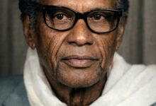 في سيرة محمد عثمان محمد صالح سبدرات، لا تقرأ مجرد حياة شاعر، بل تواجه مفارقة سودانية مكتملة: موهبة بحجم وطن، وسيرة بحجم التهميش. رجلٌ اسمه يعني "المحارب" بلغة البجا، لكنه اختار أن يحارب بالكلمة… لا بالسيف.