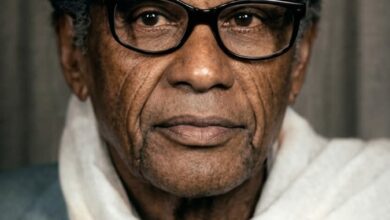 في سيرة محمد عثمان محمد صالح سبدرات، لا تقرأ مجرد حياة شاعر، بل تواجه مفارقة سودانية مكتملة: موهبة بحجم وطن، وسيرة بحجم التهميش. رجلٌ اسمه يعني "المحارب" بلغة البجا، لكنه اختار أن يحارب بالكلمة… لا بالسيف.