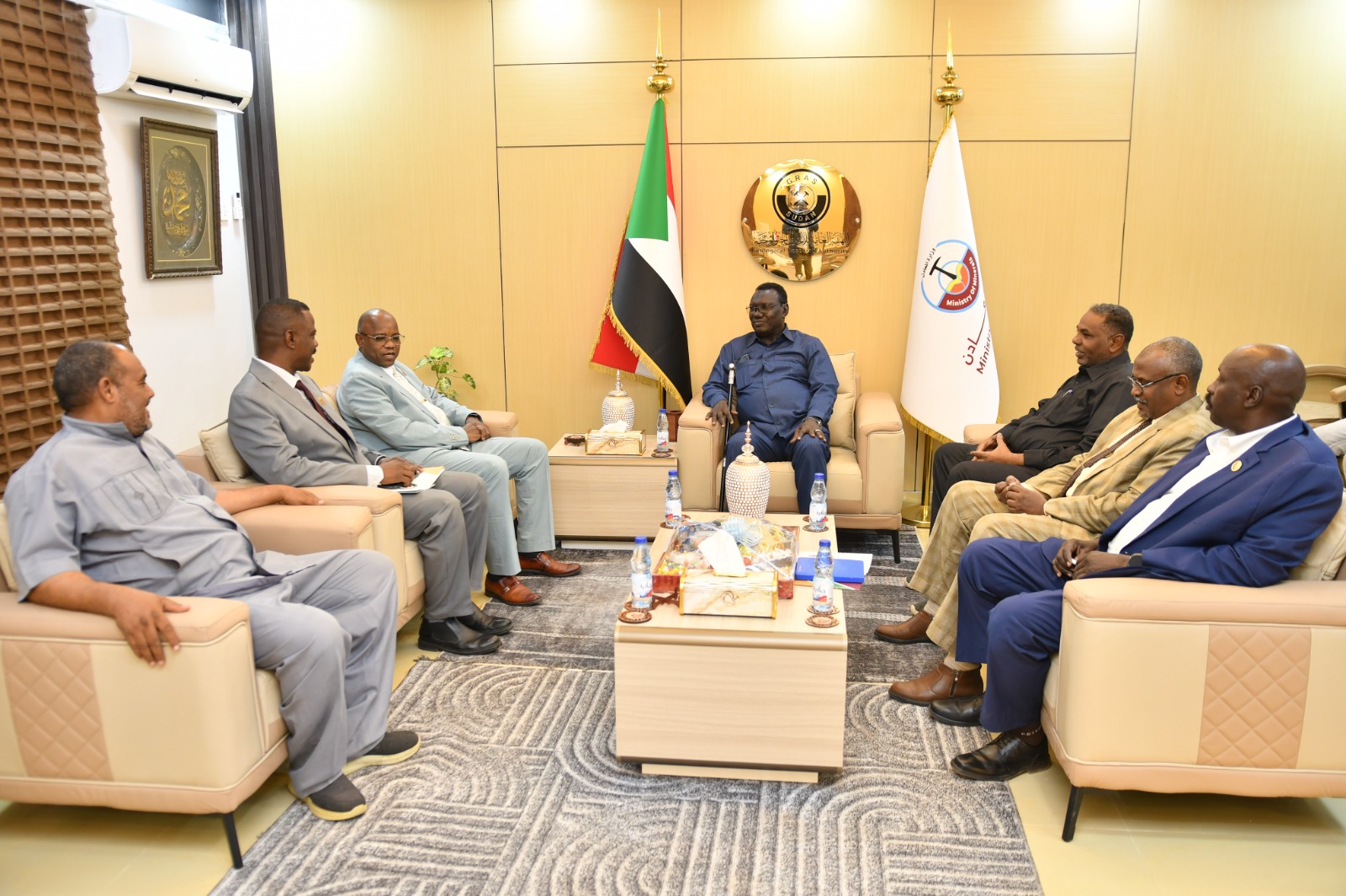 أعلن المدير العام للهيئة العامة للأبحاث الجيولوجية السودانية، جيولوجي مستشار أحمد هارون التوم، اليوم الثلاثاء، أن ولاية النيل الأبيض تمتلك إمكانات معدنية واعدة تشمل المعادن الفلزية والصناعية ومعادن الطاقة، رغم طابعها الزراعي.