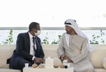 أعلنت نقابة المحامين السودانيين عن وصول وشيك لوفد قانوني من بريطانيا إلى مدينة بورتسودان، يهدف إلى تحريك دعاوى قضائية دولية ضد دولة الإمارات العربية المتحدة وقادة مليشيا الدعم السريع وأعوانهم، بتهم تتعلق بارتكاب انتهاكات جسيمة ونهب وجرائم حرب.