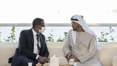 أعلنت نقابة المحامين السودانيين عن وصول وشيك لوفد قانوني من بريطانيا إلى مدينة بورتسودان، يهدف إلى تحريك دعاوى قضائية دولية ضد دولة الإمارات العربية المتحدة وقادة مليشيا الدعم السريع وأعوانهم، بتهم تتعلق بارتكاب انتهاكات جسيمة ونهب وجرائم حرب.
