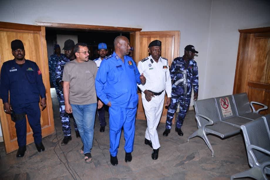 تعهد المدير العام لقوات الشرطة السودانية، الفريق أول حقوقي أمير عبد المنعم فضل، بإعادة تشغيل المرافق الخدمية والأمنية الحيوية في "أقرب وقت ممكن"، موجهاً بتكثيف عمليات الترميم في المنشآت التي تعرضت لتدمير ممنهج خلال النزاع المسلح