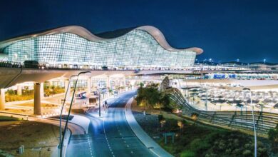 استهدفت موجة من الصواريخ الباليستية والطائرات المسيّرة الإيرانية مطارات ومرافق حيوية في الإمارات والبحرين والكويت وقطر يوم الأحد، ما أسفر عن سقوط قتيل وجرحى، ودفع السلطات إلى إغلاق المجالات الجوية وتعليق الرحلات الجوية احترازياً.