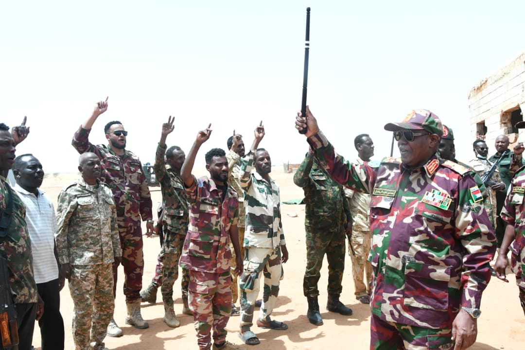 تفقد المدير العام لجهاز المخابرات العامة الفريق أول أمن أحمد إبراهيم مفضل، برفقة عدد من قيادات الجهاز، هيئة مكافحة الإرهاب والجريمة المنظمة، مقدماً التهاني لمنسوبيها بمناسبة عيد الفطر المبارك، ومطلعاً ميدانياً على سير العمليات والمهام التي تنفذها الكتائب المتقدمة بمحور النيل الأبيض.