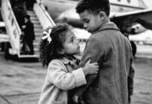 في الرابع والعشرين من فبراير عام 1962، لم يكن البرد القارس في بريطانيا هو ما يرتجف له الطفلان الصغيران، بل كانت برودة "المطرقة" التي هوت بها محكمة الاستئناف لتقسم قلباً واحداً إلى نصفين.