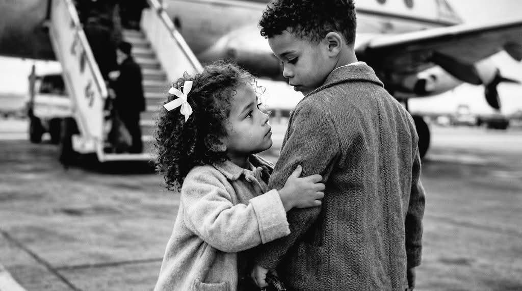 في الرابع والعشرين من فبراير عام 1962، لم يكن البرد القارس في بريطانيا هو ما يرتجف له الطفلان الصغيران، بل كانت برودة "المطرقة" التي هوت بها محكمة الاستئناف لتقسم قلباً واحداً إلى نصفين.