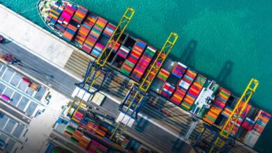 دعت إيران، السبت، المواطنين في دولة الإمارات إلى الابتعاد عن الموانئ والمواقع التي تتواجد فيها قوات أميركية، محذّرة من احتمال استهدافها في إطار ما وصفته بـ«الدفاع المشروع» عن أراضيها.