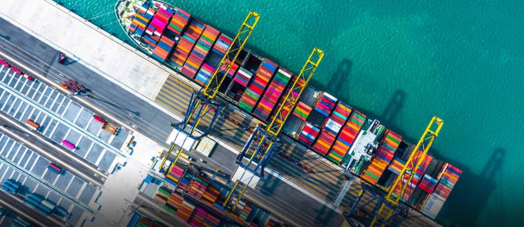 دعت إيران، السبت، المواطنين في دولة الإمارات إلى الابتعاد عن الموانئ والمواقع التي تتواجد فيها قوات أميركية، محذّرة من احتمال استهدافها في إطار ما وصفته بـ«الدفاع المشروع» عن أراضيها.