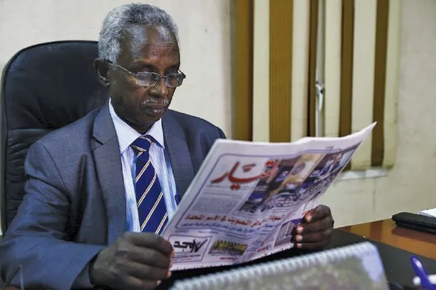 انتقد الكاتب الصحفي السوداني عثمان ميرغني ما وصفه بتراجع سقف الطموحات في الخطاب الإعلامي المتداول في السودان، معتبراً أن بعض المضامين الإعلامية تسهم في تقزيم تطلعات المواطنين نحو بناء دولة حديثة تستفيد من موارد البلاد وإمكاناتها الكبيرة. 