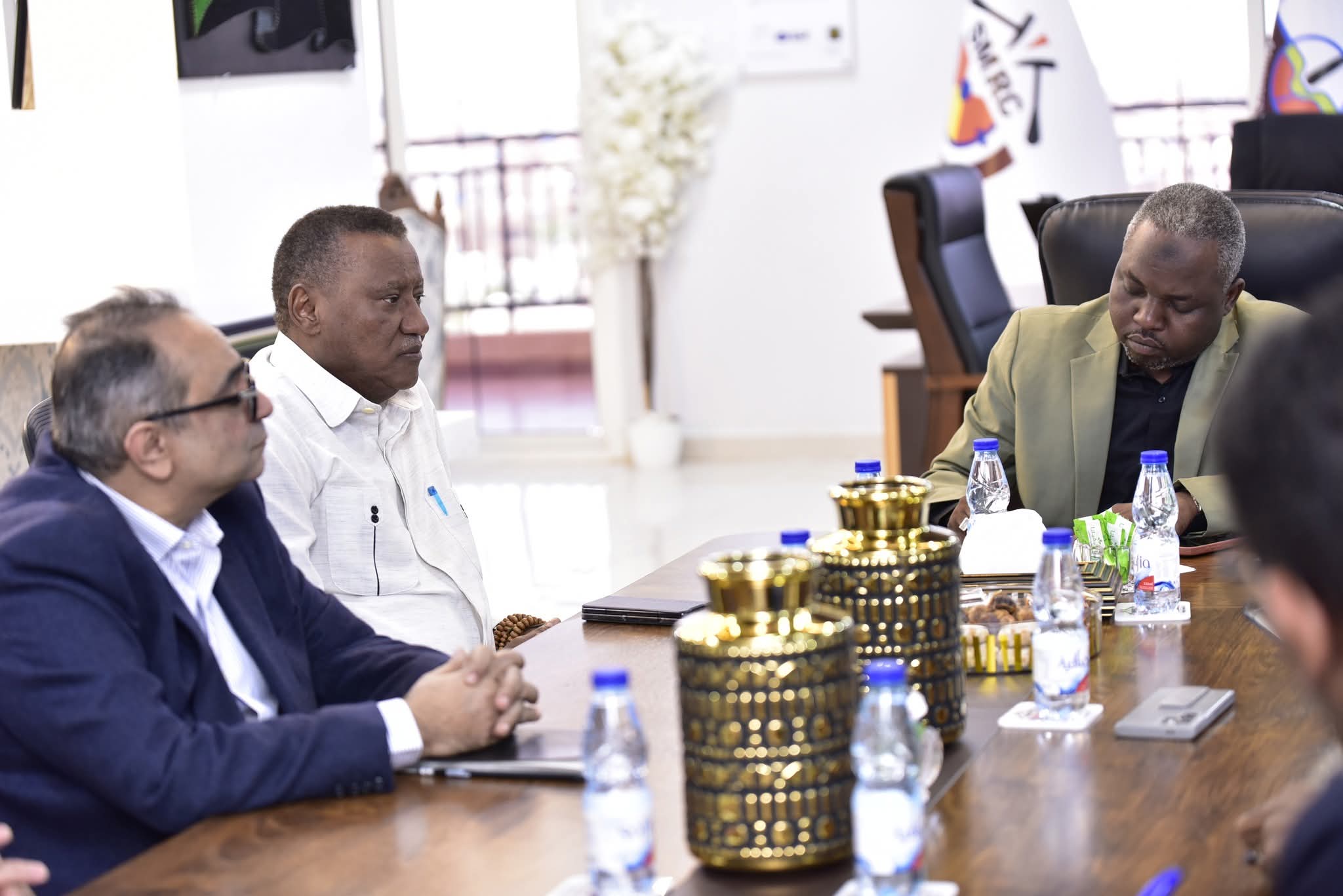 بحث المدير العام المكلّف للشركة السودانية للموارد المعدنية المحدودة، الجيولوجي المستشار عثمان سليمان حماد، مع إدارة شركة نبتة للتعدين المصرية، إحدى شركات مجموعة أسكوم، الترتيبات النهائية لدخول الشركة مرحلة الإنتاج الفعلي، إلى جانب خطط توسيع نشاطها الاستكشافي في السودان.