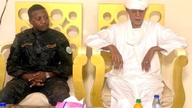 أعلن الشيخ موسى هلال، زعيم قبيلة المحاميد ورئيس مجلس الصحوة الثوري، التزامه الكامل بدعم القوات المسلحة السودانية وقوات العمل الخاص، في خطوة لافتة تعكس تحولات مهمة في مشهد الحرب الدائرة بالبلاد.أعلن الشيخ موسى هلال، زعيم قبيلة المحاميد ورئيس مجلس الصحوة الثوري، التزامه الكامل بدعم القوات المسلحة السودانية وقوات العمل الخاص، في خطوة لافتة تعكس تحولات مهمة في مشهد الحرب الدائرة بالبلاد.