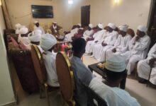 زار مجلس شورى قبيلة الزغاوة في السودان برئاسة المحامي عمر سليمان، الشيخ موسى هلال عبد الله رئيس مجلس الصحوة الثوري السوداني، لتقديم واجب العزاء في ضحايا معارك منطقة مستريحة بولاية شمال دارفور