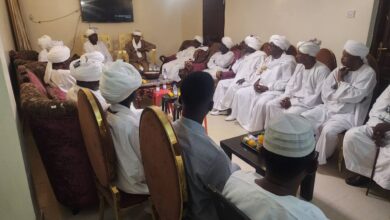 زار مجلس شورى قبيلة الزغاوة في السودان برئاسة المحامي عمر سليمان، الشيخ موسى هلال عبد الله رئيس مجلس الصحوة الثوري السوداني، لتقديم واجب العزاء في ضحايا معارك منطقة مستريحة بولاية شمال دارفور