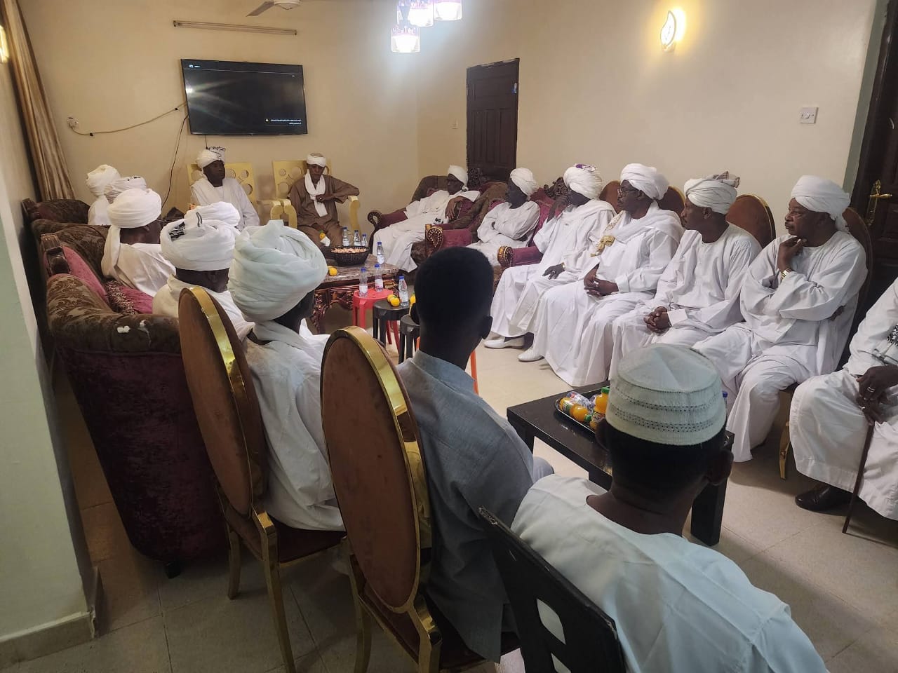 زار مجلس شورى قبيلة الزغاوة في السودان برئاسة المحامي عمر سليمان، الشيخ موسى هلال عبد الله رئيس مجلس الصحوة الثوري السوداني، لتقديم واجب العزاء في ضحايا معارك منطقة مستريحة بولاية شمال دارفور