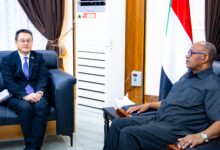 بحث والي ولاية البحر الأحمر الفريق ركن مصطفى محمد نور، مع القائم بالأعمال في سفارة جمهورية الصين الشعبية لدى السودان تشانغ شيانغ هوا، يوم  الأثنين آليات تعزيز التعاون المشترك بين الجانبين، خصوصاً في دعم القطاعات الحيوية بالولاية.