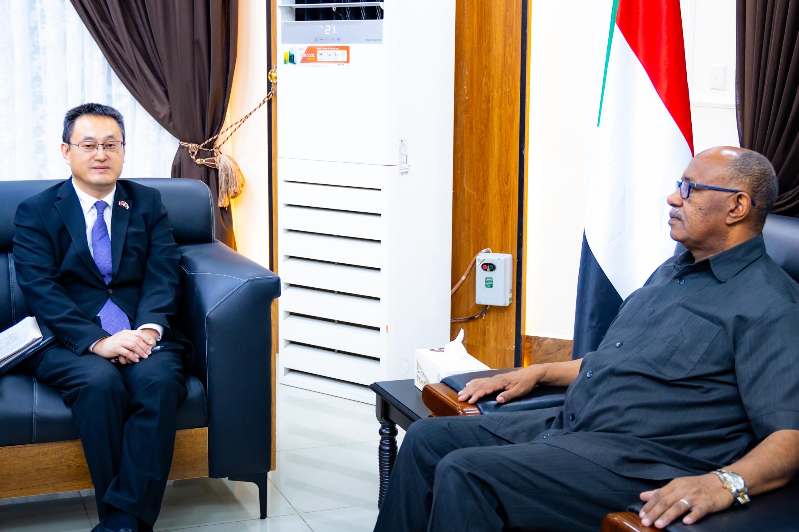 بحث والي ولاية البحر الأحمر الفريق ركن مصطفى محمد نور، مع القائم بالأعمال في سفارة جمهورية الصين الشعبية لدى السودان تشانغ شيانغ هوا، يوم  الأثنين آليات تعزيز التعاون المشترك بين الجانبين، خصوصاً في دعم القطاعات الحيوية بالولاية.