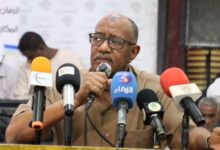 أصدر والي ولاية البحر الأحمر، الفريق ركن مصطفى محمد نور الثلاثاء، قرارًا بتشكيل لجنة عليا للإعداد لقيام ملتقى الاستثمار السوداني التركي بمدينة بورتسودان، في خطوة تعكس توجهًا حكوميًا لتعزيز الشراكات الاقتصادية وجذب الاستثمارات الأجنبية.