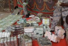 في عملية أمنية محكمة كشفت عن يقظة عالية وتنسيق استخباراتي دقيق، تمكنت إدارة مكافحة التهريب بولاية البحر الأحمر، بالتعاون مع جهاز المخابرات العامة، من إحباط محاولة تهريب شحنة ضخمة من المواد المخدرة شديدة الخطورة، شملت 340 كيلوجراماً من مخدر الآيس و200 ألف حبة كبتاجون،