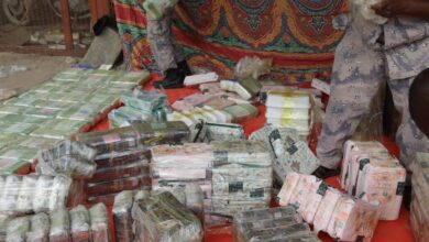 في عملية أمنية محكمة كشفت عن يقظة عالية وتنسيق استخباراتي دقيق، تمكنت إدارة مكافحة التهريب بولاية البحر الأحمر، بالتعاون مع جهاز المخابرات العامة، من إحباط محاولة تهريب شحنة ضخمة من المواد المخدرة شديدة الخطورة، شملت 340 كيلوجراماً من مخدر الآيس و200 ألف حبة كبتاجون،