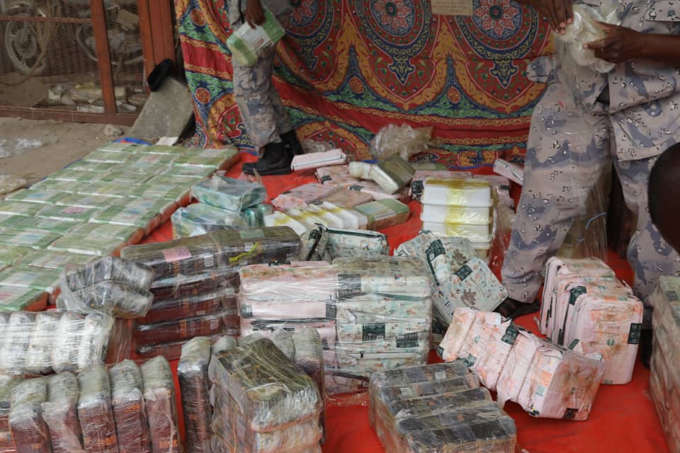 في عملية أمنية محكمة كشفت عن يقظة عالية وتنسيق استخباراتي دقيق، تمكنت إدارة مكافحة التهريب بولاية البحر الأحمر، بالتعاون مع جهاز المخابرات العامة، من إحباط محاولة تهريب شحنة ضخمة من المواد المخدرة شديدة الخطورة، شملت 340 كيلوجراماً من مخدر الآيس و200 ألف حبة كبتاجون،