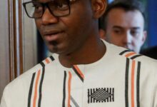 قُتل وزير الدفاع في مالي ساديو كامارا إثر هجوم مسلح استهدف منزله، وفق ما أعلنه متحدث حكومي للتلفزيون الرسمي، في حادثة تعكس تصاعد التحديات الأمنية في البلاد.