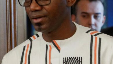 قُتل وزير الدفاع في مالي ساديو كامارا إثر هجوم مسلح استهدف منزله، وفق ما أعلنه متحدث حكومي للتلفزيون الرسمي، في حادثة تعكس تصاعد التحديات الأمنية في البلاد.