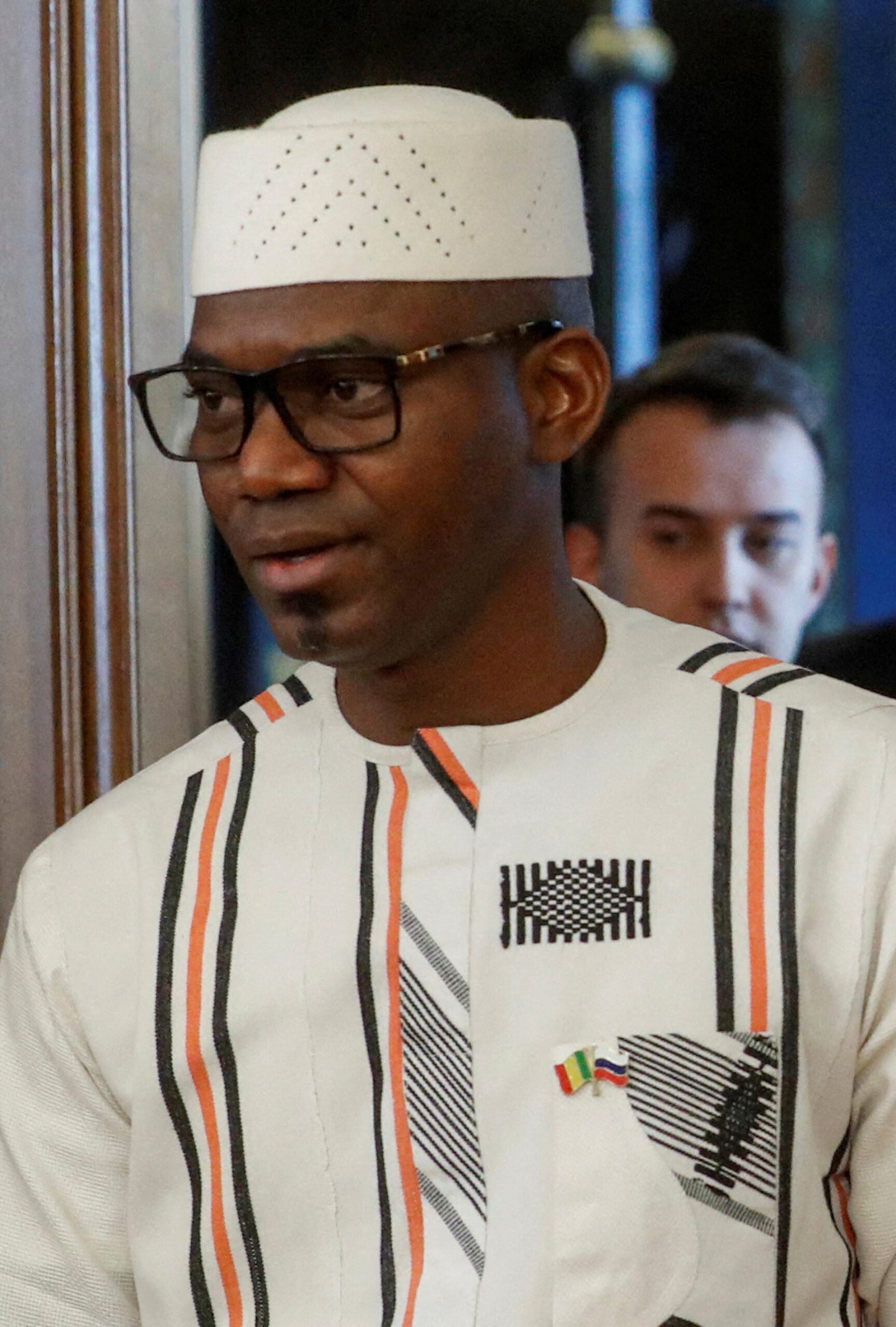 قُتل وزير الدفاع في مالي ساديو كامارا إثر هجوم مسلح استهدف منزله، وفق ما أعلنه متحدث حكومي للتلفزيون الرسمي، في حادثة تعكس تصاعد التحديات الأمنية في البلاد.