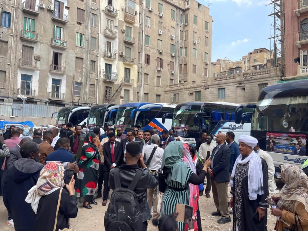 غرفة عمليات بقيادة العزيزية.. 4 شركات تتعهد بتفويج السودانيين من مصر