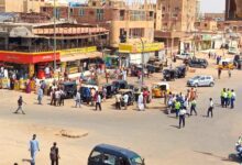 وجّهت سلطات محلية الخرطوم، إدارات المخالفات والتنظيم والنقل العام والبترول وجهاز حماية الأراضي والوحدات الإدارية، بضرورة تكثيف الجهود لإزالة الارتدادات والمخالفات في عدد من أسواق جنوب الخرطوم، شملت السوق المركزي، وسوق المحلي، وسوق الأسماك، والميناء البري، مع وضع خطة محكمة لمنع عودة الظواهر العشوائية.