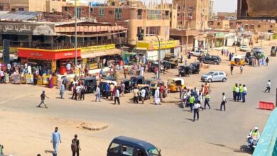 وجّهت سلطات محلية الخرطوم، إدارات المخالفات والتنظيم والنقل العام والبترول وجهاز حماية الأراضي والوحدات الإدارية، بضرورة تكثيف الجهود لإزالة الارتدادات والمخالفات في عدد من أسواق جنوب الخرطوم، شملت السوق المركزي، وسوق المحلي، وسوق الأسماك، والميناء البري، مع وضع خطة محكمة لمنع عودة الظواهر العشوائية.