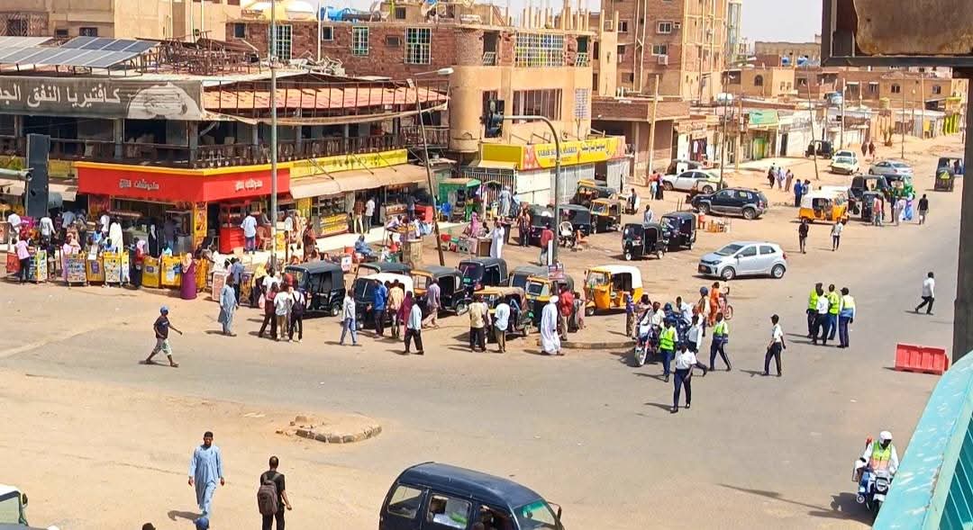 وجّهت سلطات محلية الخرطوم، إدارات المخالفات والتنظيم والنقل العام والبترول وجهاز حماية الأراضي والوحدات الإدارية، بضرورة تكثيف الجهود لإزالة الارتدادات والمخالفات في عدد من أسواق جنوب الخرطوم، شملت السوق المركزي، وسوق المحلي، وسوق الأسماك، والميناء البري، مع وضع خطة محكمة لمنع عودة الظواهر العشوائية.