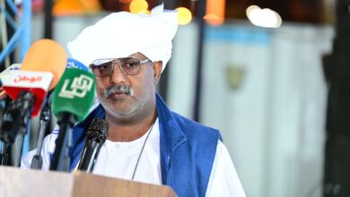 شنّ مقرر المجلس الأعلى لنظارات البجا، عبد الله أبو بشار، هجوماً لاذعاً على ما وصفه ببعض قيادات الأحزاب التقليدية والطائفية، واصفاً إياها بـ"الفاشلة"، ومتهماً إياها بمحاولة استغلال الأوضاع الراهنة للعودة إلى المشهد السياسي عبر الدعوة لإجراء انتخابات قبل تحقيق توافق وطني شامل. وقال أبو بشار في تدوينة، إن هذه