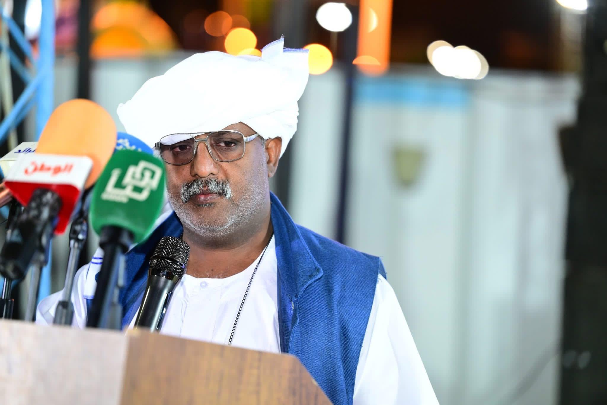 شنّ مقرر المجلس الأعلى لنظارات البجا، عبد الله أبو بشار، هجوماً لاذعاً على ما وصفه ببعض قيادات الأحزاب التقليدية والطائفية، واصفاً إياها بـ"الفاشلة"، ومتهماً إياها بمحاولة استغلال الأوضاع الراهنة للعودة إلى المشهد السياسي عبر الدعوة لإجراء انتخابات قبل تحقيق توافق وطني شامل. وقال أبو بشار في تدوينة، إن هذه