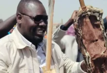 عاد القيادي في الكتلة الديمقراطية، مبارك أردول، إلى مدينة بورتسودان، الاثنين  عقب مشاركته في مؤتمر برلين، وسط استقبال من أنصاره في مطار المدينة، في خطوة اعتُبرت ذات دلالات سياسية ورداً ضمنياً على دعوات لاعتقاله