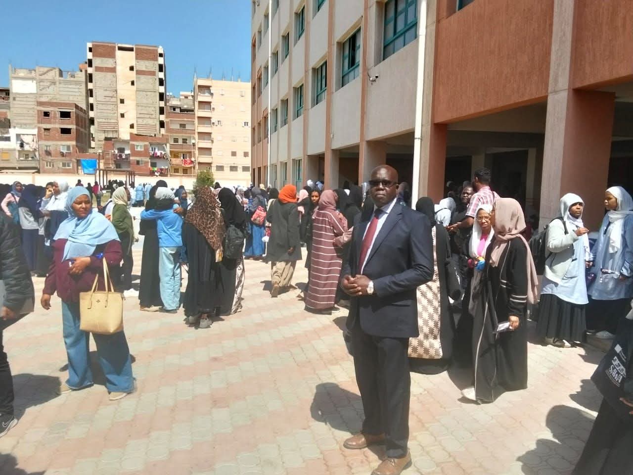 انطلقت اليوم الاثنين بمدينة الإسكندرية المصرية امتحانات الشهادة الثانوية السودانية للعام 2026، وسط أجواء اتسمت بالهدوء والانضباط، في مشهد يعكس حجم الترتيبات المبكرة والتنسيق المشترك لإنجاح الامتحانات