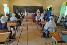 في مشهد حمل رسائل الصمود واستعادة نبض الحياة التعليمية، قرع وزير التعليم والتربية الوطنية الدكتور التهامي حجر، ظهر اليوم، جرس انطلاق امتحانات الشهادة الثانوية للعام 2026 من مدرسة بحري الثانوية بنات، إيذاناً ببدء الامتحانات في جميع المراكز داخل السودان وخارجه، بحضور والي الخرطوم، ووكيل الوزارة، ووزير التعليم بالولاية، ومدير شرطة الولاية، ومدير جهاز المخابرات العامة، إلى جانب حضور إعلامي واسع.