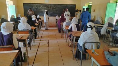 في مشهد حمل رسائل الصمود واستعادة نبض الحياة التعليمية، قرع وزير التعليم والتربية الوطنية الدكتور التهامي حجر، ظهر اليوم، جرس انطلاق امتحانات الشهادة الثانوية للعام 2026 من مدرسة بحري الثانوية بنات، إيذاناً ببدء الامتحانات في جميع المراكز داخل السودان وخارجه، بحضور والي الخرطوم، ووكيل الوزارة، ووزير التعليم بالولاية، ومدير شرطة الولاية، ومدير جهاز المخابرات العامة، إلى جانب حضور إعلامي واسع.