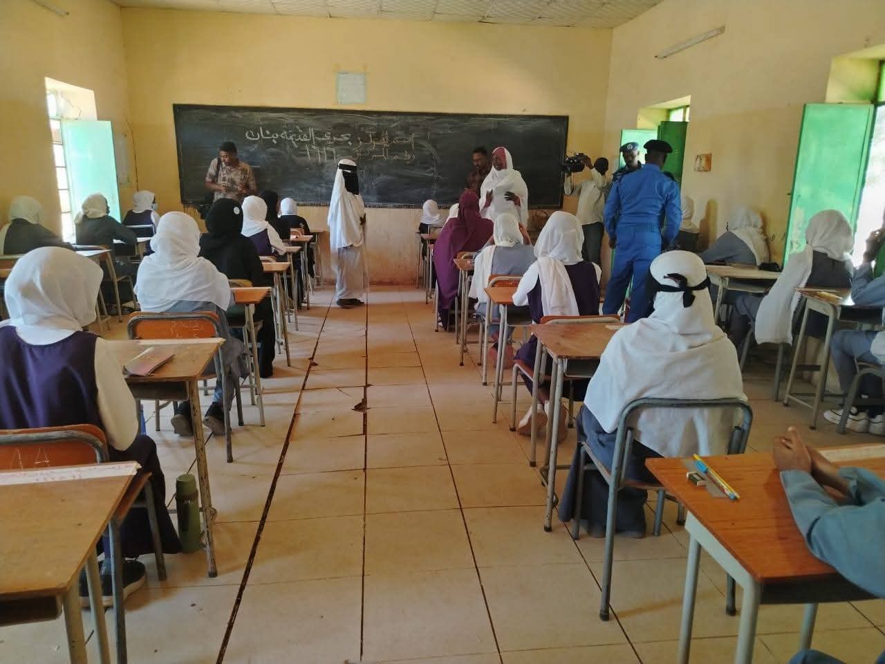 في مشهد حمل رسائل الصمود واستعادة نبض الحياة التعليمية، قرع وزير التعليم والتربية الوطنية الدكتور التهامي حجر، ظهر اليوم، جرس انطلاق امتحانات الشهادة الثانوية للعام 2026 من مدرسة بحري الثانوية بنات، إيذاناً ببدء الامتحانات في جميع المراكز داخل السودان وخارجه، بحضور والي الخرطوم، ووكيل الوزارة، ووزير التعليم بالولاية، ومدير شرطة الولاية، ومدير جهاز المخابرات العامة، إلى جانب حضور إعلامي واسع.