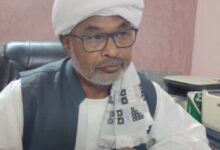 دقت الغرفة القومية للبصات السفرية أجراس الإنذار، محذرة من انهيار كامل يهدد قطاع النقل البري في السودان. وكشف رئيس الغرفة، قريب الله البدري، عن خروج أكثر من 20 شركة نقل من الخدمة فعلياً نتيجة الخسائر المتراكمة، مؤكداً أن الاستمرار في "سياسة الجبايات" الحالية سيؤدي إلى شلل تام في حركة التنقل بين الولايات.