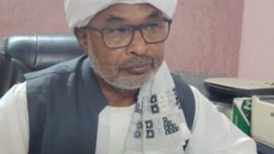 دقت الغرفة القومية للبصات السفرية أجراس الإنذار، محذرة من انهيار كامل يهدد قطاع النقل البري في السودان. وكشف رئيس الغرفة، قريب الله البدري، عن خروج أكثر من 20 شركة نقل من الخدمة فعلياً نتيجة الخسائر المتراكمة، مؤكداً أن الاستمرار في "سياسة الجبايات" الحالية سيؤدي إلى شلل تام في حركة التنقل بين الولايات.