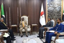 التقى وزير العدل د. عبدالله محمد درف الخميس  بمكتبه  صلاح الدين محمد عبدالرحيم مدير عام البنك الزراعي السوداني، في خطوة وصفت بالمهمة لتذليل العقبات القانونية التي تواجه البنك.