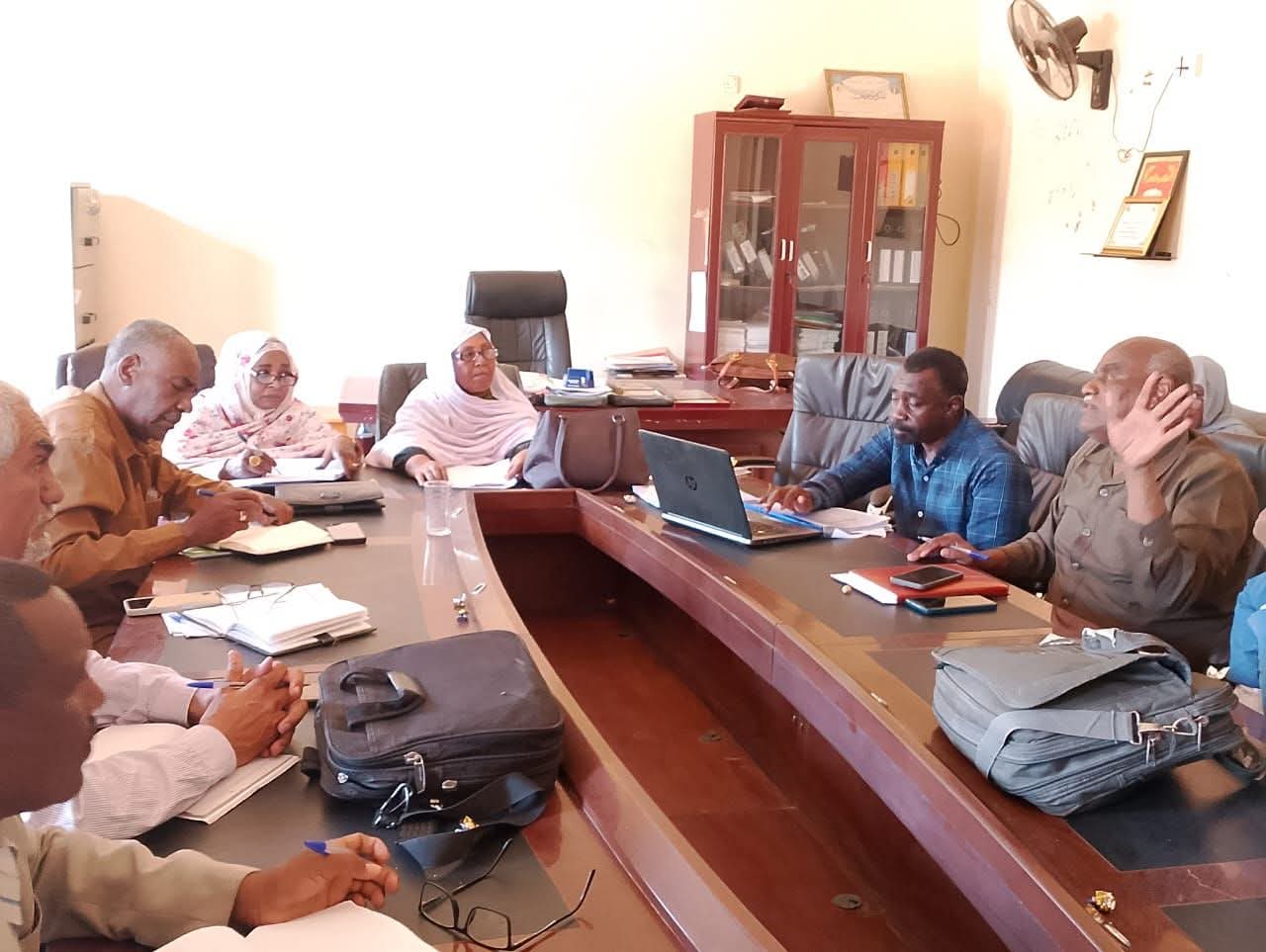 كثّفت إدارة المرحلة الثانوية بولاية الخرطوم تحركاتها استعدادًا لامتحانات الشهادة الثانوية للعام 2026، عبر اجتماع موسع ضم مديري المراحل بالمحليات، لمراجعة مستوى الجاهزية وحسم الترتيبات الإدارية والفنية قبل موعد الامتحانات.