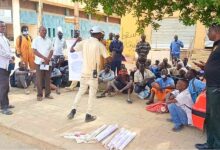 نظمت محلية الخرطوم بالتعاون مع المركز القومي لمكافحة الألغام  الأحد محاضرات توعوية ميدانية لعمال هيئة النظافة ومكافحة الملاريا، للتنبيه على كيفية التعامل مع مخلفات الحرب والأجسام الخطرة في مناطق وسط الخرطوم النشطة سابقًا.