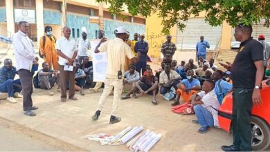 نظمت محلية الخرطوم بالتعاون مع المركز القومي لمكافحة الألغام الأحد محاضرات توعوية ميدانية لعمال هيئة النظافة ومكافحة الملاريا، للتنبيه على كيفية التعامل مع مخلفات الحرب والأجسام الخطرة في مناطق وسط الخرطوم النشطة سابقًا.