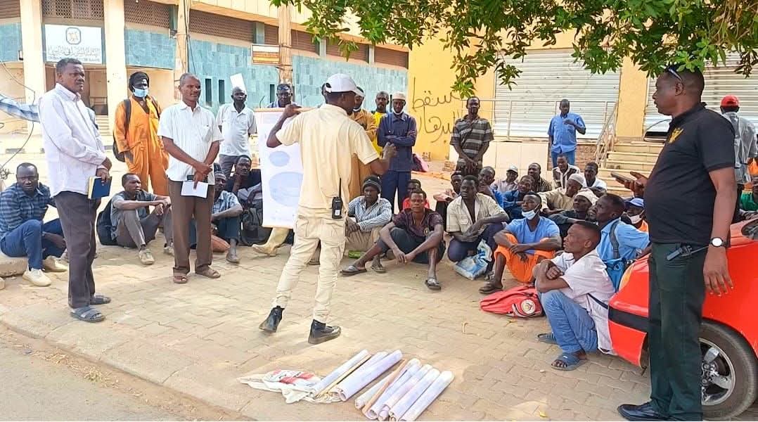 نظمت محلية الخرطوم بالتعاون مع المركز القومي لمكافحة الألغام  الأحد محاضرات توعوية ميدانية لعمال هيئة النظافة ومكافحة الملاريا، للتنبيه على كيفية التعامل مع مخلفات الحرب والأجسام الخطرة في مناطق وسط الخرطوم النشطة سابقًا.