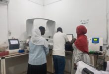 في خطوة تعزز خدمات التشخيص الطبي بولاية النيل الأبيض، تمكّن فرع التأمين الصحي من تركيب جهاز حديث لتحليل الكيمياء السريرية بسعة تشغيلية تصل إلى 240 عينة في الساعة، وذلك بالمعمل التشخيصي لمركز صحي الحي السابع في الوحدة التنفيذية بمدينة الدويم