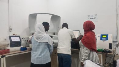 في خطوة تعزز خدمات التشخيص الطبي بولاية النيل الأبيض، تمكّن فرع التأمين الصحي من تركيب جهاز حديث لتحليل الكيمياء السريرية بسعة تشغيلية تصل إلى 240 عينة في الساعة، وذلك بالمعمل التشخيصي لمركز صحي الحي السابع في الوحدة التنفيذية بمدينة الدويم