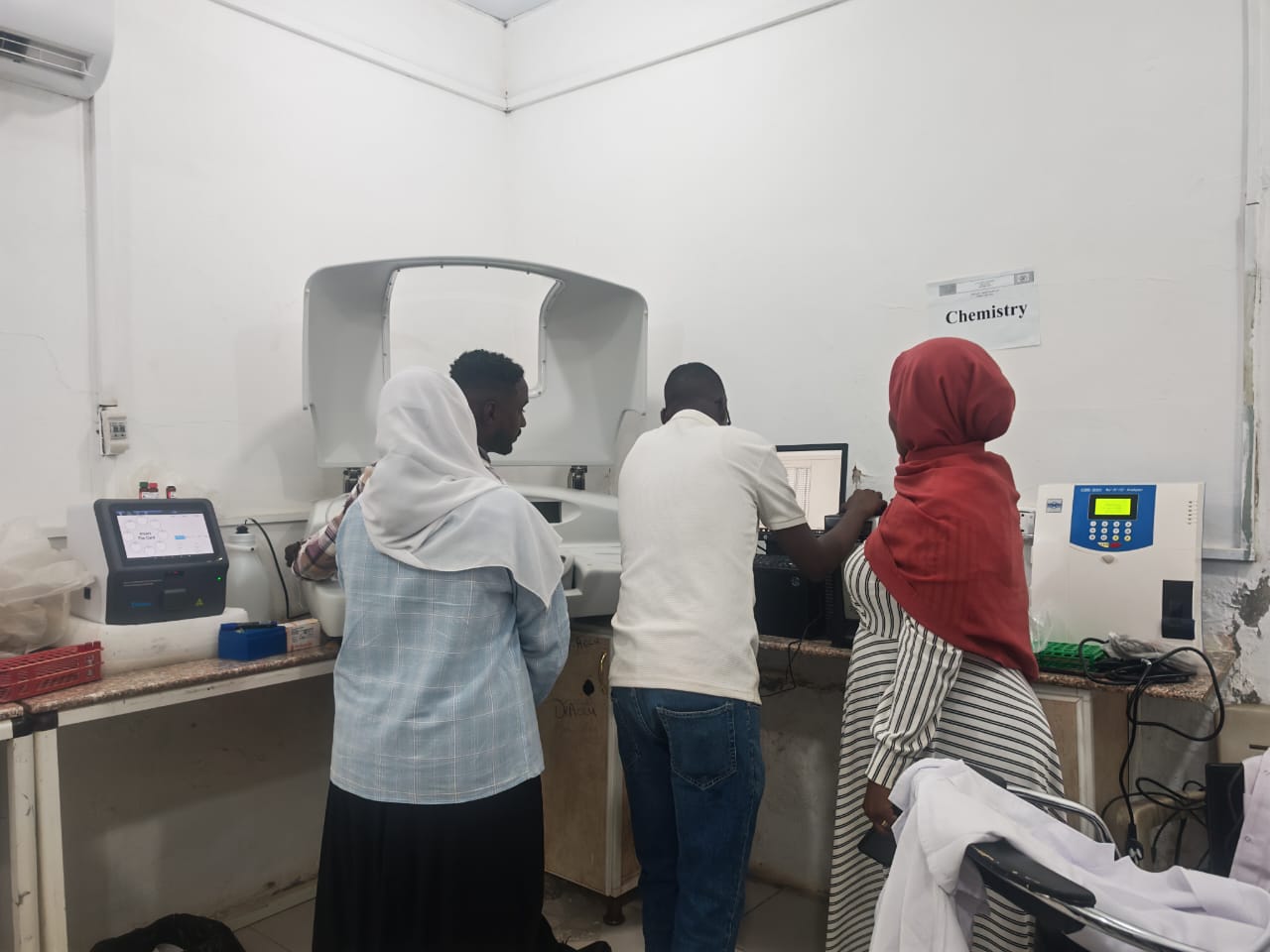 في خطوة تعزز خدمات التشخيص الطبي بولاية النيل الأبيض، تمكّن فرع التأمين الصحي من تركيب جهاز حديث لتحليل الكيمياء السريرية بسعة تشغيلية تصل إلى 240 عينة في الساعة، وذلك بالمعمل التشخيصي لمركز صحي الحي السابع في الوحدة التنفيذية بمدينة الدويم